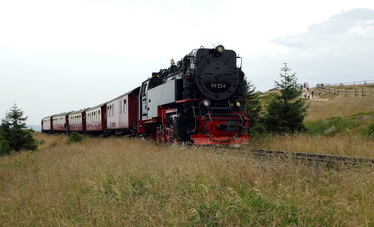 Gegen 13:45 am 21.07.18 hat 99 234 mit Zug 8920 nur noch wenige Meter bis zum Bahnhof Brocken vor sich. Leider reicht die Aufenthaltszeit nicht immer für weitschweifig geplante Fotomotive, aber die Kenner wissen, schon allein die unterschiedlichen Lichtverhältnisse können für motivliche Abwechslung sorgen.