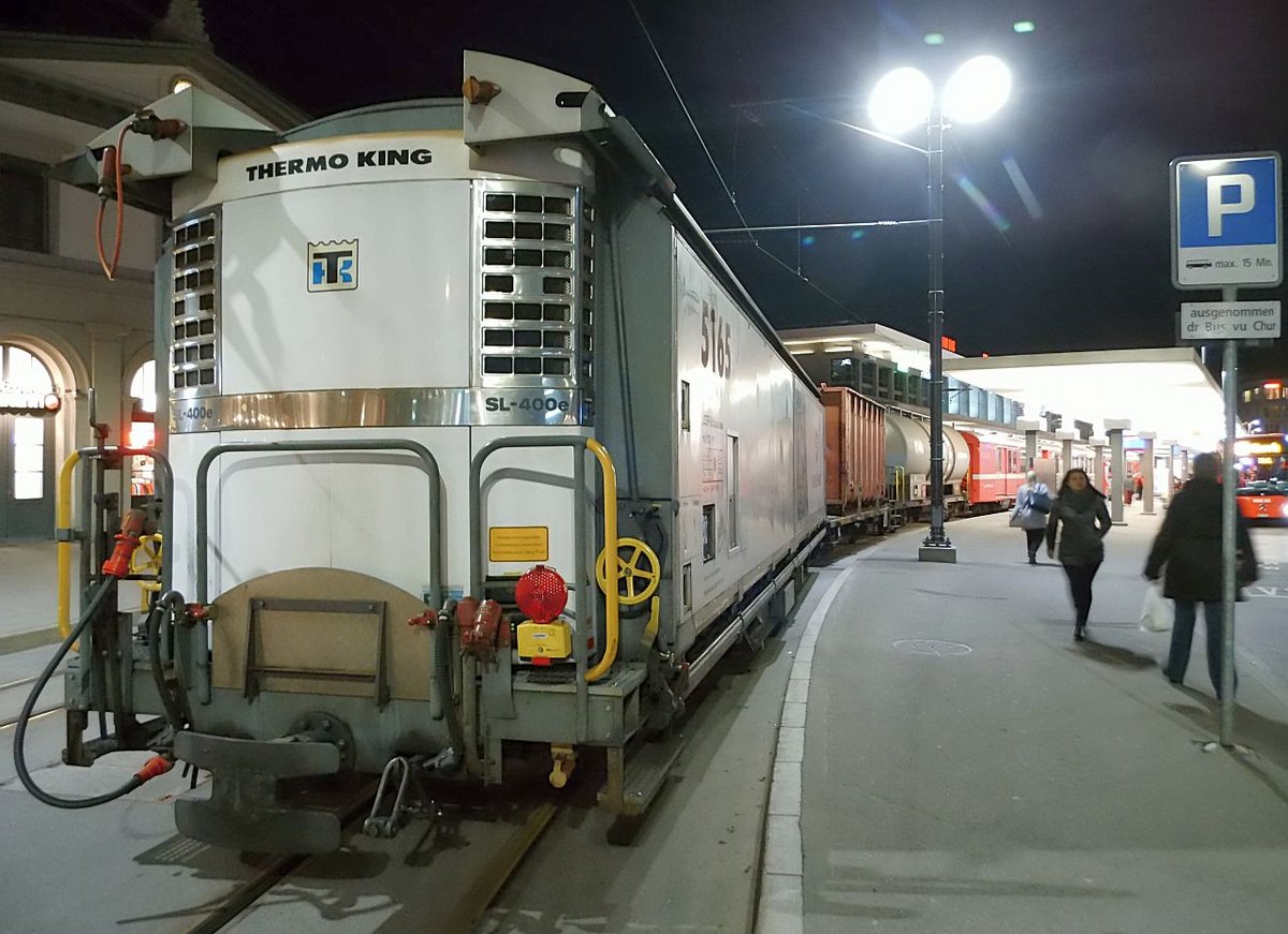 Gegen 18:45 war die Fuhre wieder in Chur,Bahnsteig 2,angekommen und stellte sich zum Abschiedsfoto. Nach dem Ausstieg der Fahrgäste gab es für die freundlichen Zugbegleiter den wohlverdienten Feierabend und drei ! Rangierer stürzten sich förmlich auf den Zug, denn zur Wende stehen nur 20 Minuten zur Verfügung, wobei der Güterteil stehenblieb und der Personenteil des Zuges mit dem Allegra rangierte und gegen eine schon richtig stehende Kombination weiterer Personenwagen getauscht wurde.
Das ich mit einigen unentwegten Gästen nach der am nächsten Tag stattfindenn Berninafahrt nochmal im Dunkeln die Fahrt nach Arosa machen würde, wusste ich zu dem Zeitpunkt noch nicht ! Das kommt davon, wenn man vor seinen Gästen Werbung macht, und wieder Erwarten doch einige neugierig sind! Schön wars! 21.02.2019   