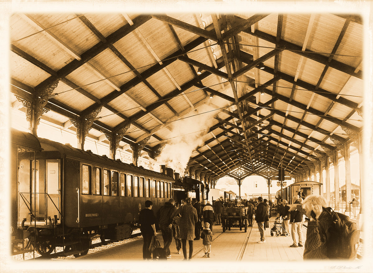 Gegen Ende des 19.Jahrhunderts, als die Menschen noch mit Handys telephonierten, Frauen kurze Mäntel trugen und Aeltere mit Rollatoren herumgingen, da herrschte im wunderschönen Bahnhof Bauma viel Betrieb, nachdem Lok Eb 3/5 9 (ex-5889) mit den luxuriösesten Wagen wichtige Fahrgäste aus Hinwil hierher befördert hatte. 