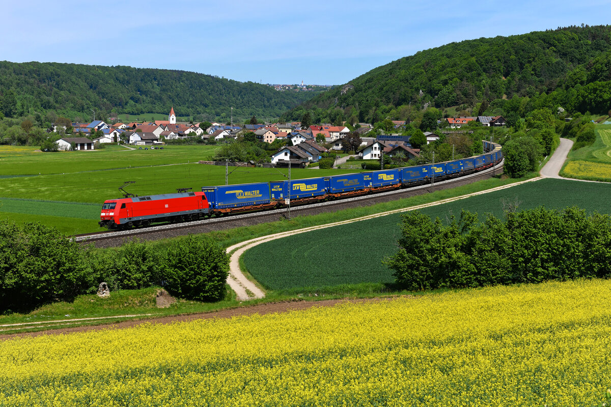 Gegen die Mittagszeit des 15. Mai 2022 konnte ich die 152 166 mit dem KT 42142 von Verona Q.E. nach Rostock Seehafen bei Breitenfurt im Altmühltal aufnehmen. Der Zug ist einheitlich mit Aufliegern der Spedition LKW Walter beladen.
