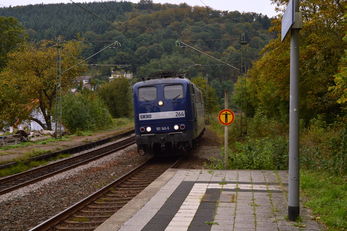 Gegengleisbetrieb in Neckargerach, am heutigen Nachmittag kam auf Gleis 2 gen Binau die 151 143-5 alias RBH 264 dem Fotografen vors Objektiv. 14.10.2016