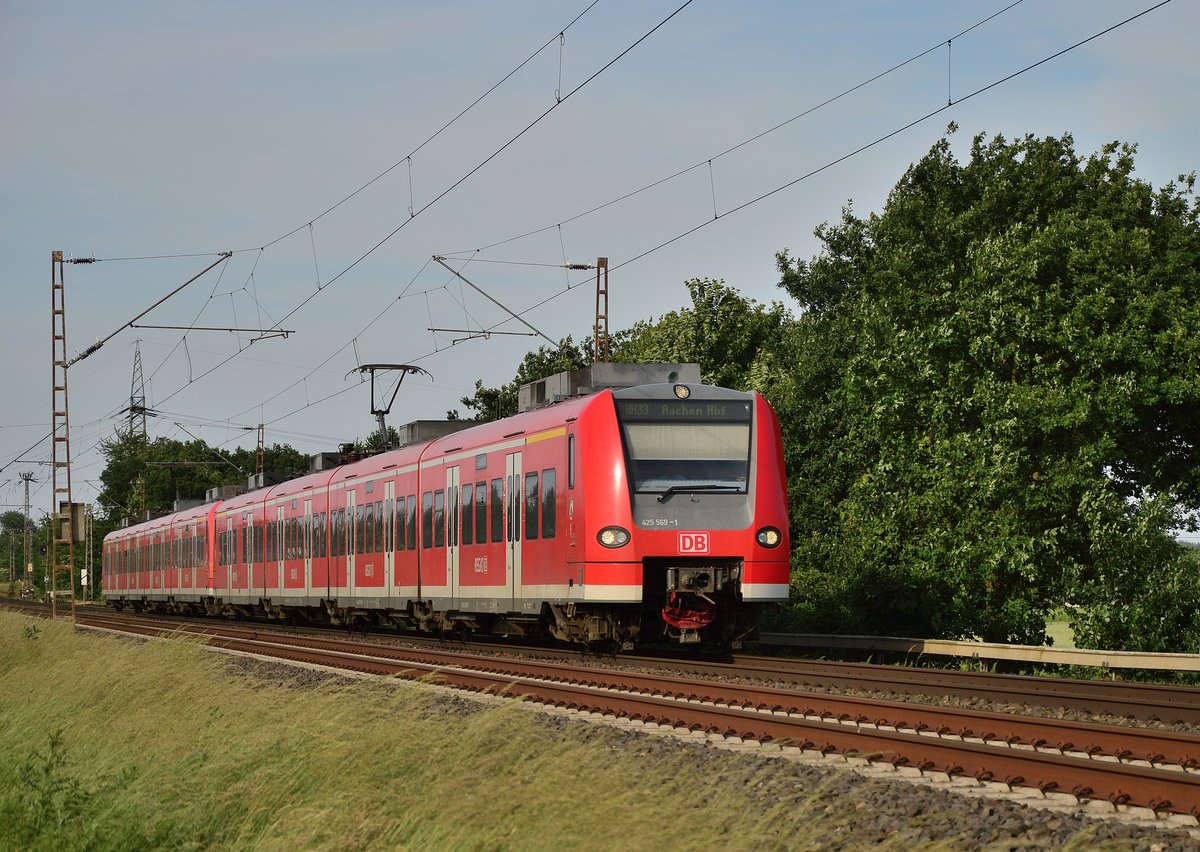 Gegengleisbetrieb....weil irgendwas das Richtungsgleis blockierte musste diese verspätet und in doppeltraktion fahrende RB33 auf dem Gegengleis nach Aachen fahrend vor meine Linse geraten. 8.6.2016