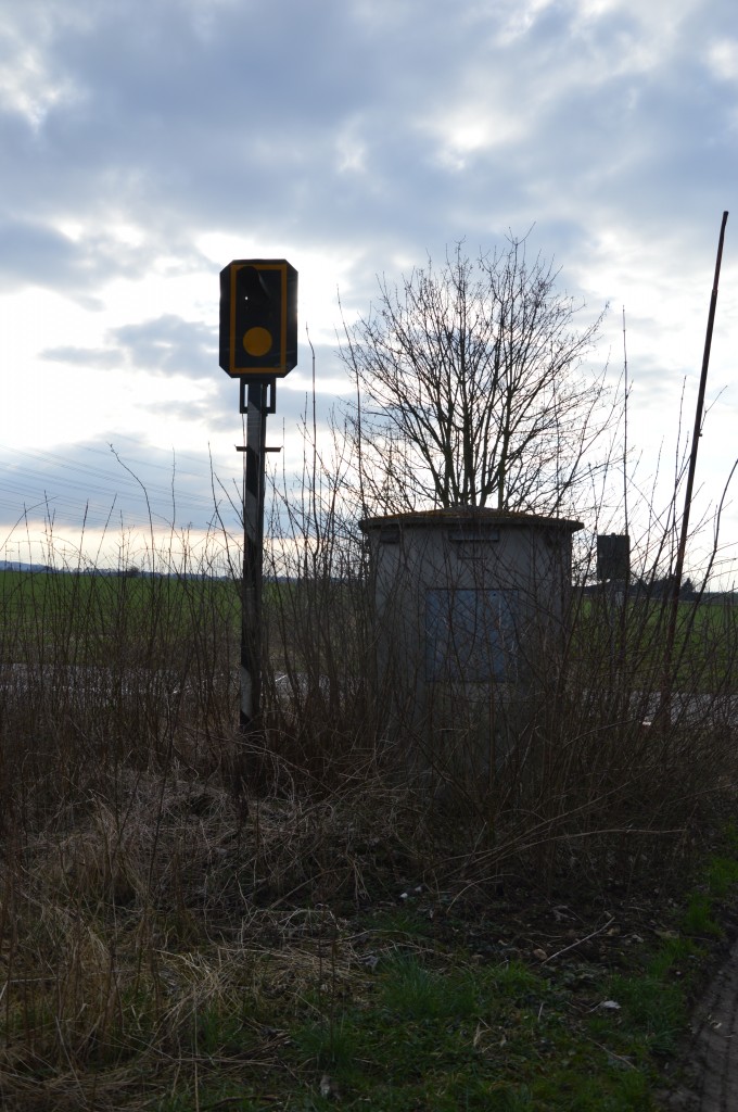 Gegenlicht Aufnahme auf den ehemaligen Bü vom Bahnhof Ederen.....an der ehemaligen
Kbx 425e, der ehemaligen Jülicher Kreisbahn.....Sonntag 22.3.2015