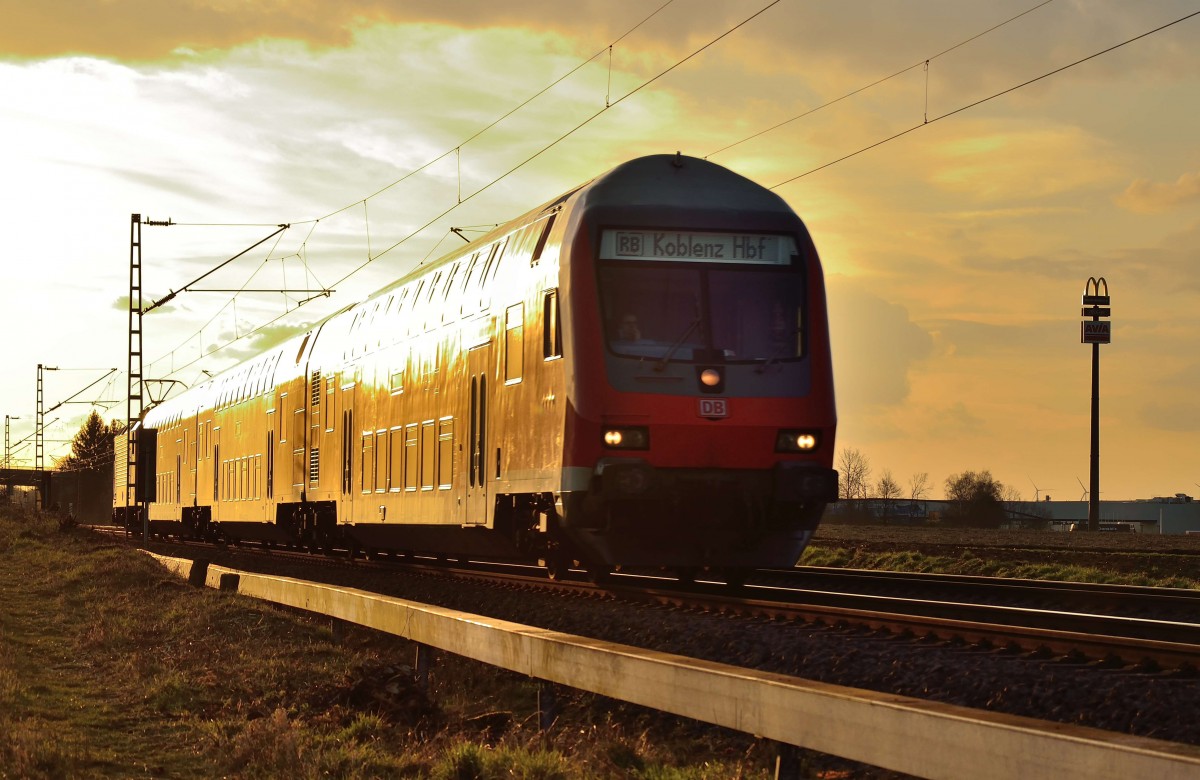 Gegenlicht und Streiflicht in einem Bild und doch hat es was finde ich.
Es ist ein RB 27 der nach Koblenz fahrend von mir bei Gubberath aufgenommen worden ist am 24.2.2016