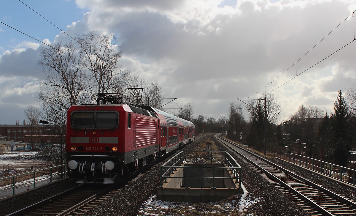 Gegenlichtaufnahme von der 143 244-2, die mit ihrem RE 4767 (Hof Hbf - Dresden Hbf) am 08.02.2015 durch Zwickau-Pölbitz fährt. 