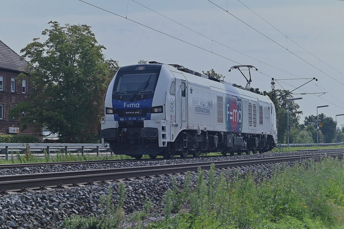 Gegenlichtaufnahme der 2159 202-0 die LZ durch Thüngersheim gen Karlstadt fahrend zusehen ist. Dienstag 7.9.2021