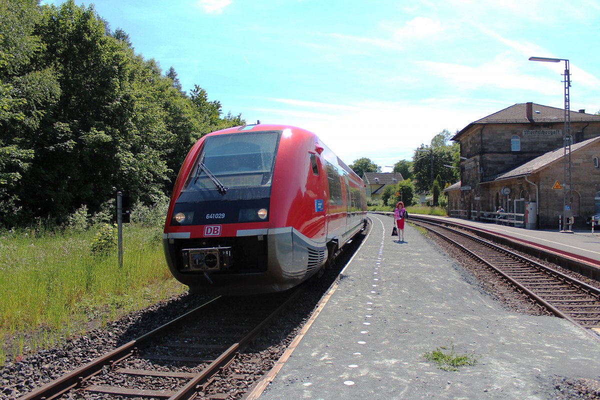 Gegenlichtaufnahme aus dem Bahnhof von Marktschorgast. 641 029 steht am 07.06.2014 mit dem RE 3029 Lichtenfels Hbf - Hof Hbf in Makrtschorgast und wird gleich seine Reise fortsetzten. 