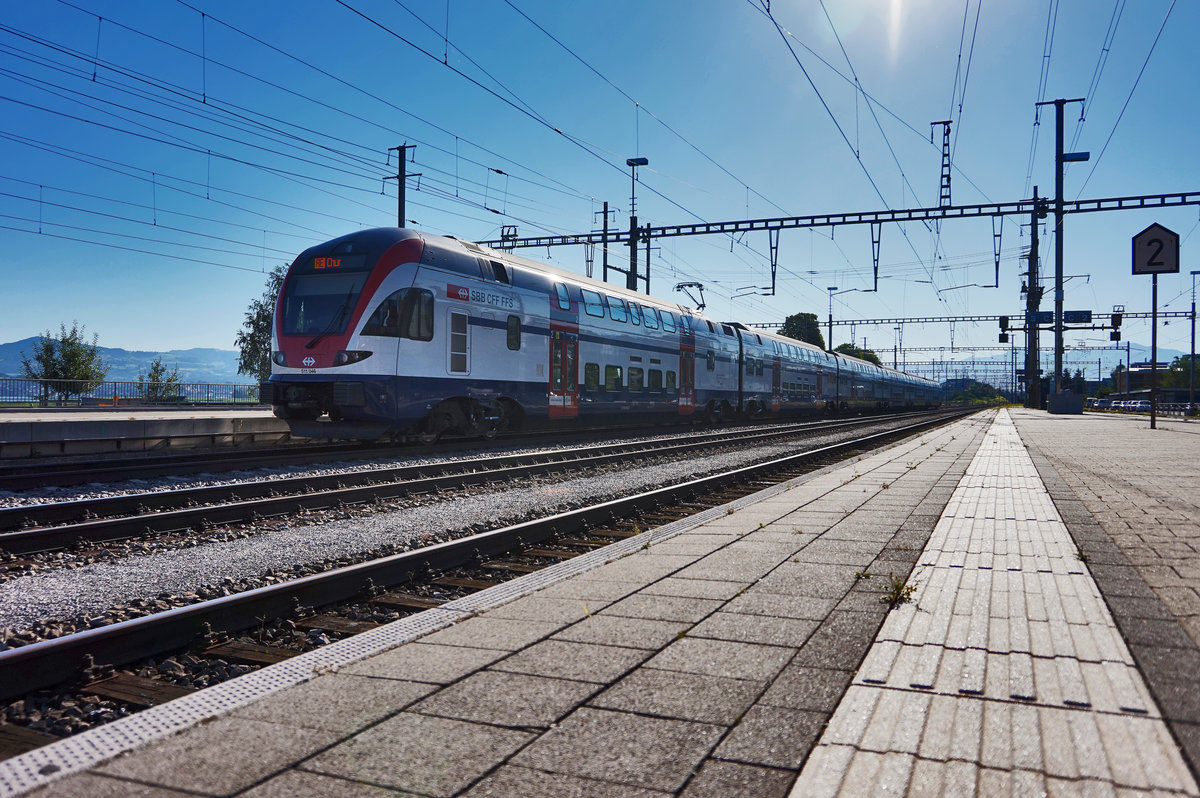 Gegenlichtaufnahme des RABe 511 046 bei der Ausfahrt aus dem Bahnhof Pfäffikon SZ.
Unterwegs war die Garnitur als RE 5063 von Zürich HB nach Chur.
Aufgenommen am 19.7.2016.