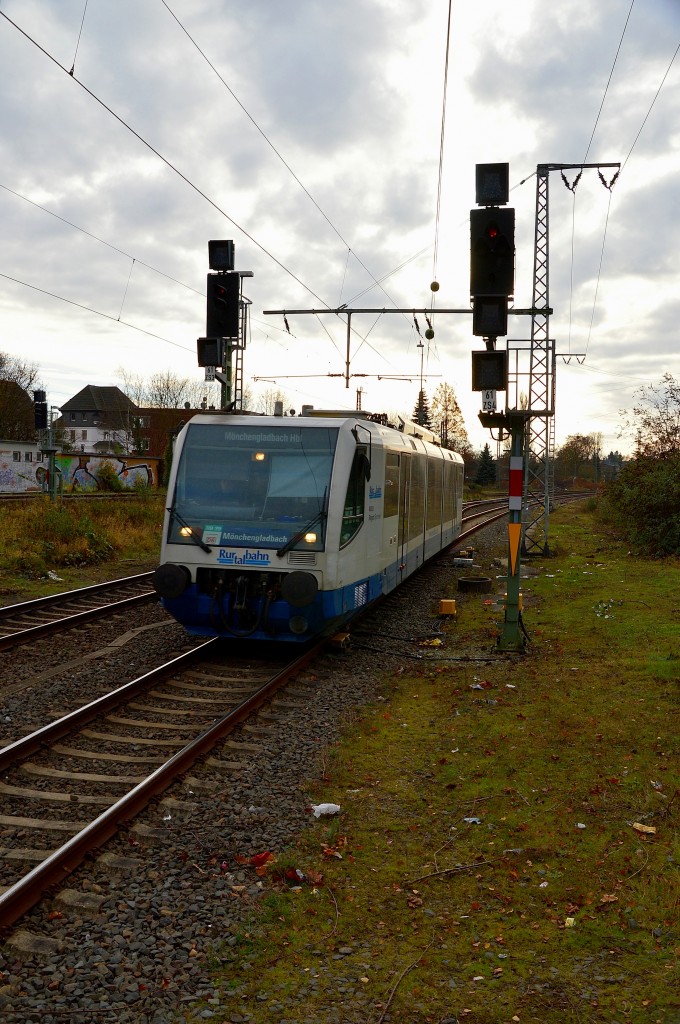 Gegenlichtaufnahme des VT 6.015/654 015-4 D-RTB der hier gerade als RB 39 nach Mönchengladbach Hbf in den Rheydter Hbf einfährt. Sonntag den 7.12.2014