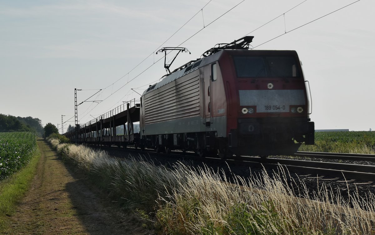 Gegenlichtaufnahme eines leeren Autotransportzuges der von der 189 054-0 bei Gubberath in Richtung Köln gefördert wurde am 26.6.2018