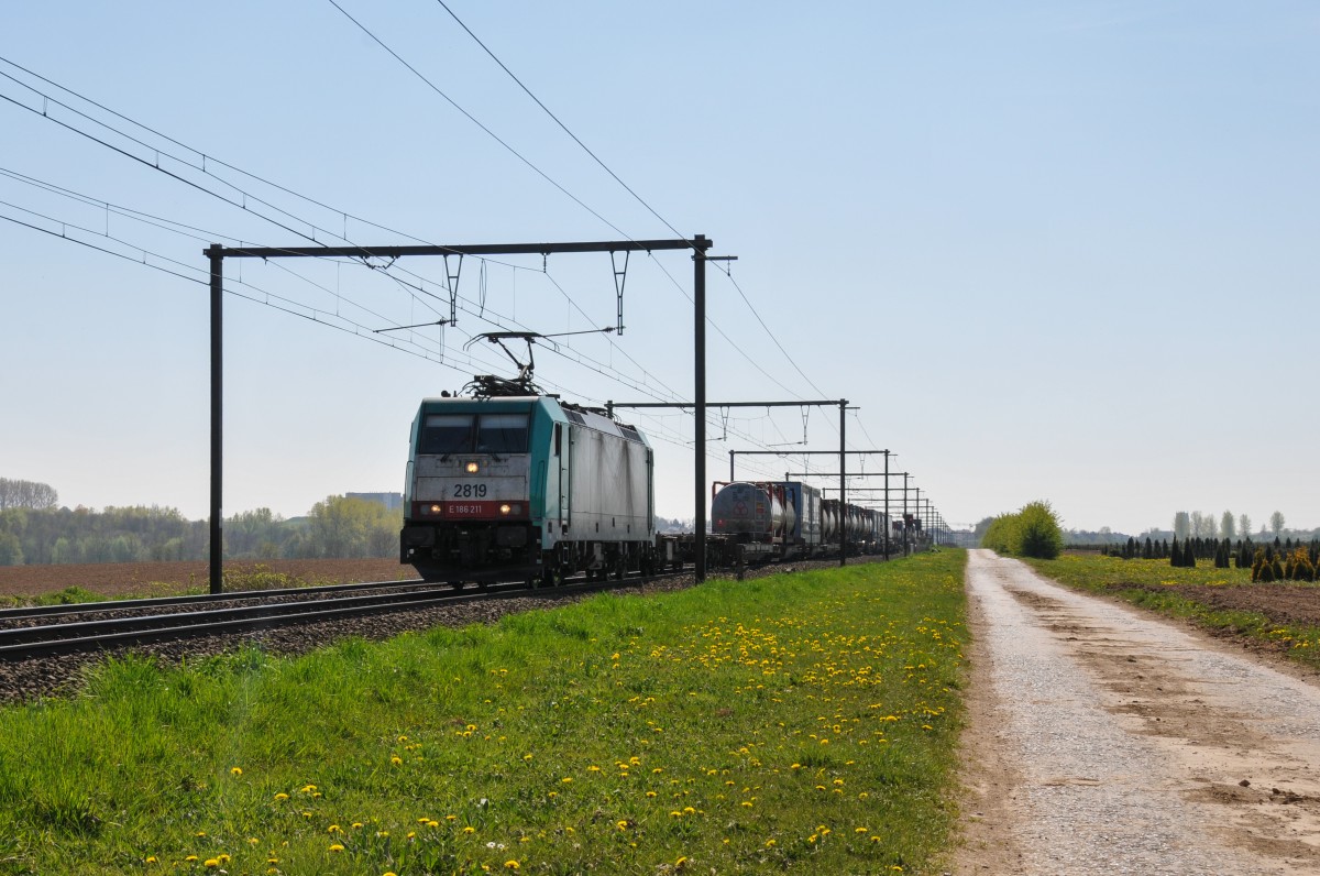 Gegenlichtaufnahme der HLE 2819 (186 211) mit ihrem Güterzug vom 21/04/2015 bei Tongeren.