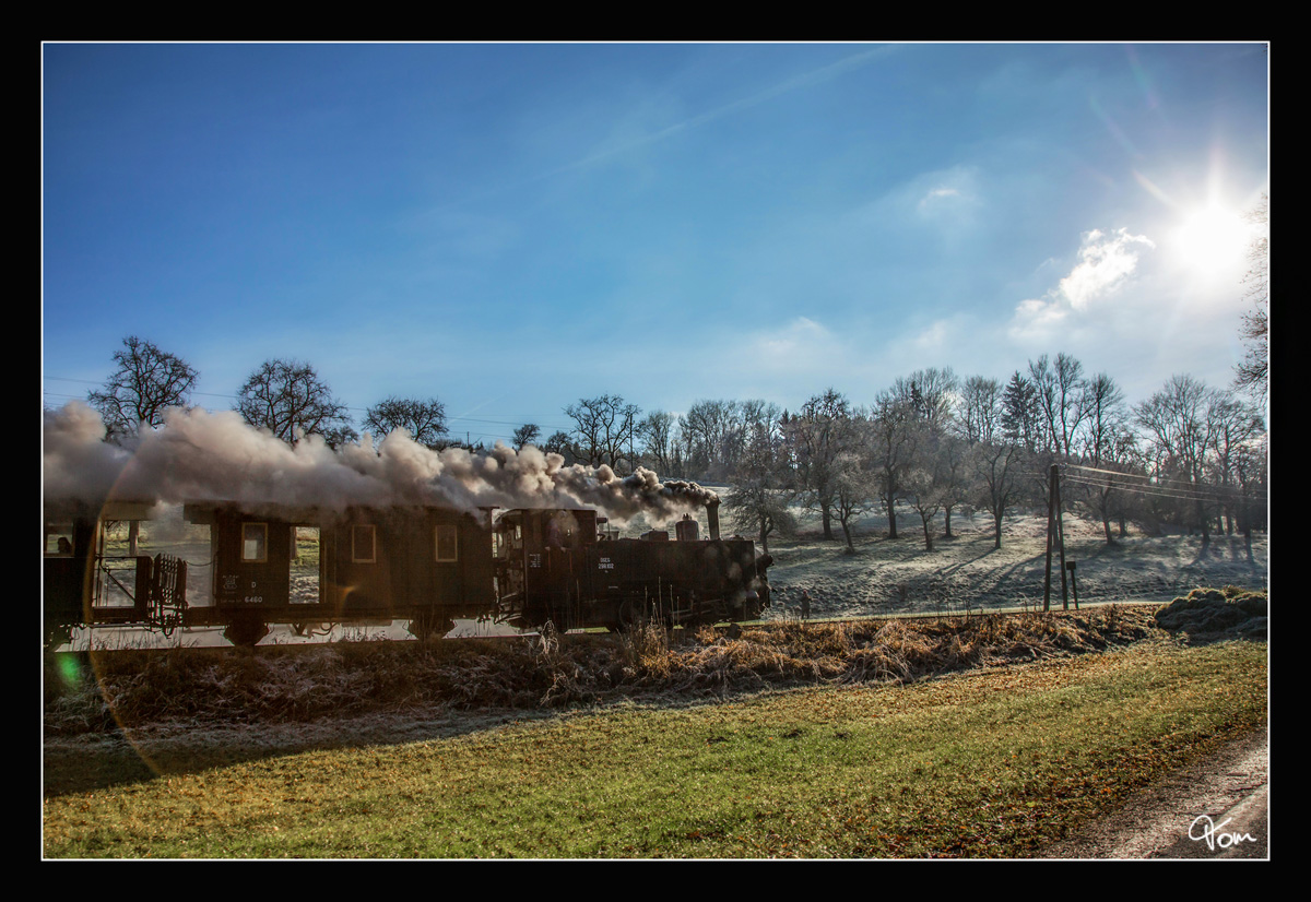 Gegenlichtaufnahme der ÖGEG Dampflok 298.102, welche mit einem Adventzug von Steyr nach Grünburg dampft, aufgenommen nahe Sommerhubermühle 4.12.2016