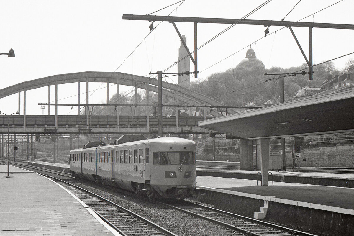 Gegenlichtfoto des NS 180 bei seiner Ankunft in Liège Guillemins als Zug 3262 (Maastricht - Liège Guillemins), 29.04.1984. Scan (Ilford FP4).