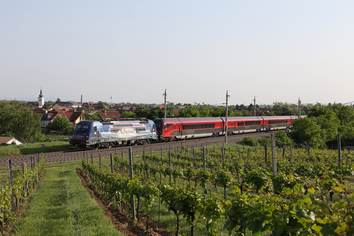 Gegenlichtstimmung mit 1216.019 und RJ-132 mit Pfaffstätten im Hintergrund. 5.5.18