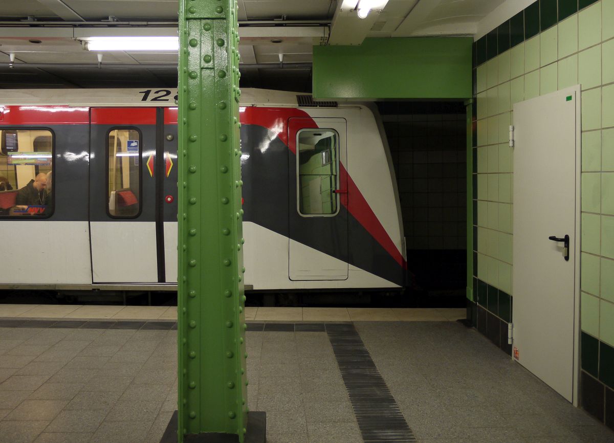 Gegensätze: Moderner Zug der Hamburger U-Bahnlinie 2 in der Haltestelle  Emilienstraße , aus der Anfangszeit der HHA. 9.3.2014