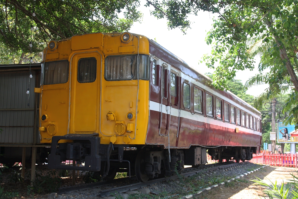 Gegen�ber der alten Hua Hin Station ist der ehemalige APD 209 (ex JR West KiHa 28 3017, ex-KiHa 28 1017) als Bibliothek aufgestellt. - Bild vom 17.April 2026.