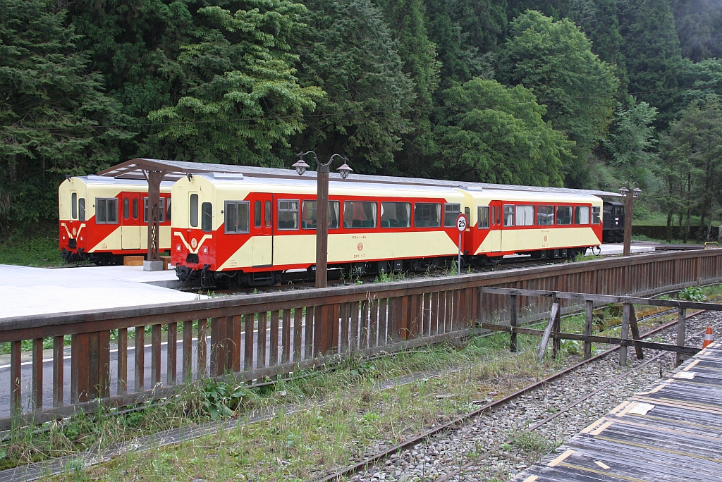 Gegenüber der Chaoping Station wurden ausgemusterte Fahrzeuge in einer liebevoll gestalteten Pseudo-Station ausgestellt. Im Bild vom 05.Juni 2017 sind der AFR SPC13, 14 und 27 zu sehen.