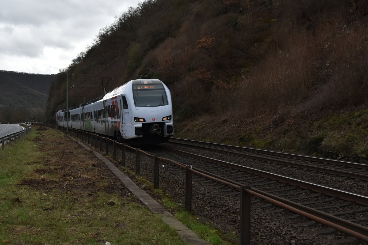 Gegenüber Kaub am Blücher Denkmal kommt am Samstag den 16.3.2019 der nur bis Oberwesel fahrende 429 127 als RE vor meine Linse.