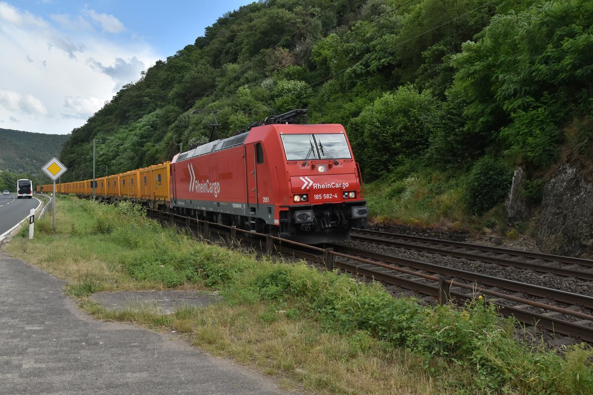 Gegenüber von Kaub ist die Rheincargo 185 582-4 mit einem Containerzug gen Koblenz fahrend vor mein Objektiv geraten am Donnerstag den 20.6.2019