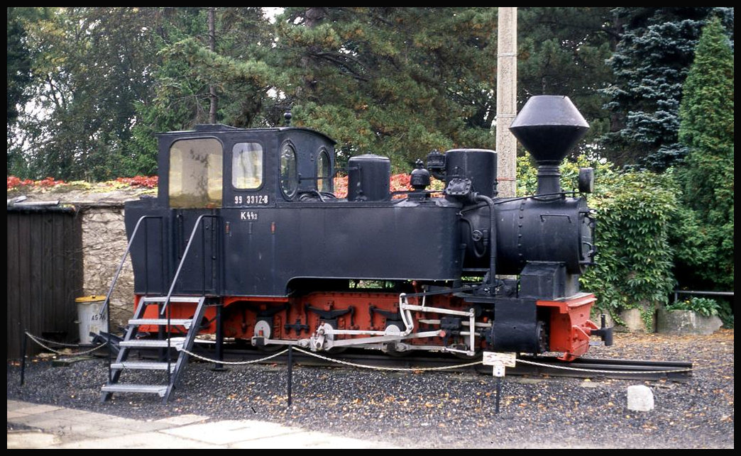 Gegenüber der Kirche in Oberoderwitz stand am 7.10.1992 noch die 993312 ex Muskauer Waldbahn als Denkmal Lok an der Hauptstraße.