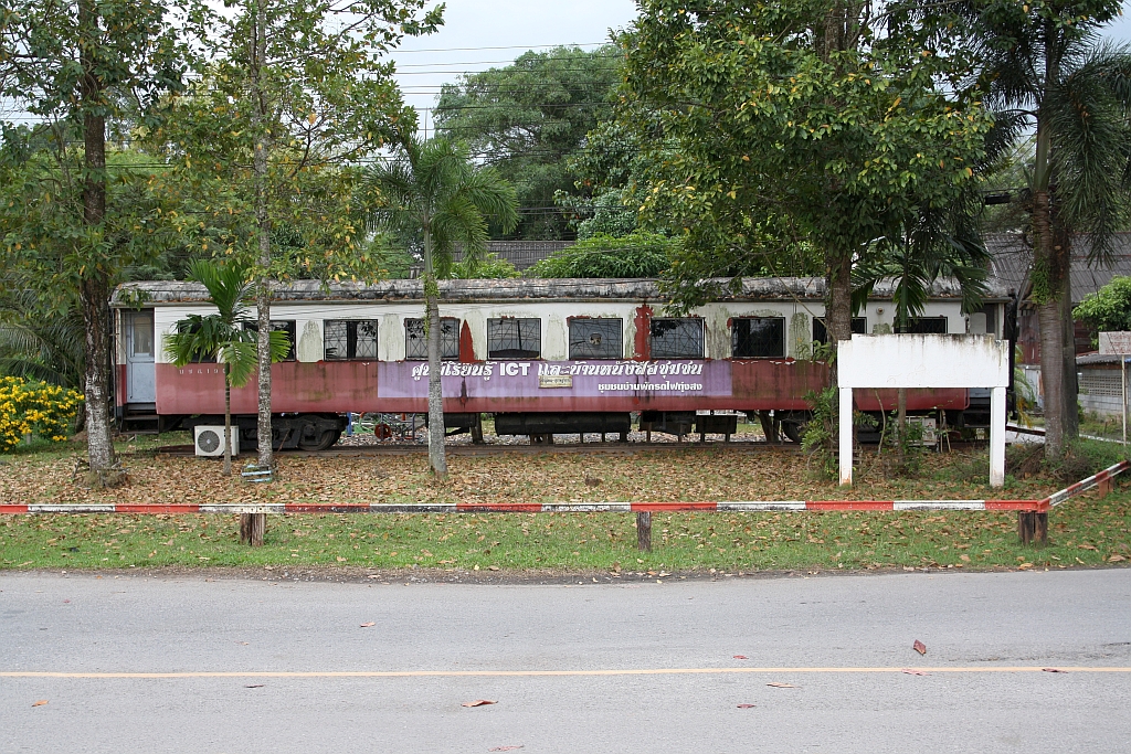 Gegenüber der Thung Song Junction ist in einem kleinen Fitnesspark der บชส. 190 (บชส. =BTC./Bogie Third Class Carriage) aufgestellt. Bild vom 10.Jänner 2023.