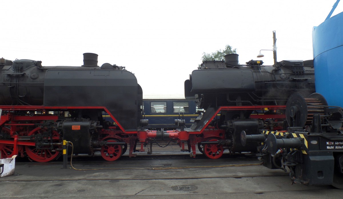 Gegenüberstellung:  50 307 mit den großen Wagner-Windleitbleche (links) + 50 3654-6 mit den kleinen Witte-Windleitblechen (rechts)  / in Beekbergen am 6.9.2014 beim großen Eisenbahn-Spektakel  „Terug naar Toen - Zurück nach Damals“ der Museumseisenbahn VSM in Beekbergen / NL,

