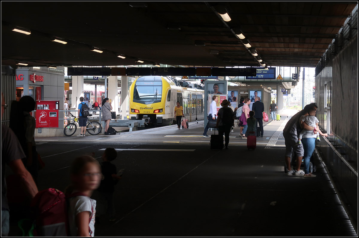 Geh Geradeaus zu Go-Ahead -

Alltags-Szenerie im Stuttgarter Hauptbahnhof.

29.07.2019 (M)