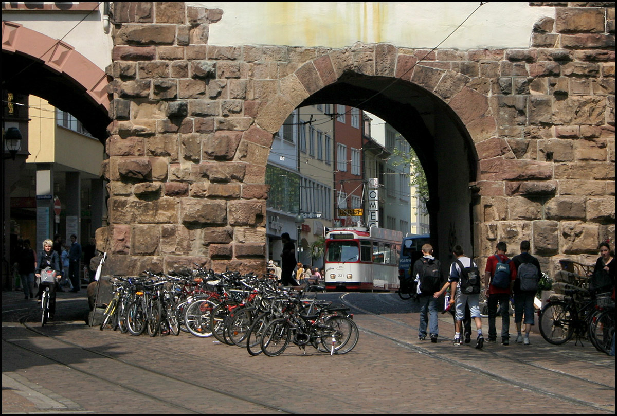 Gehören zum Stadtbild: 

Fahrräder und Straßenbahnen in Freiburg, hier am Martinstor. 

11.05.2006 (M)
