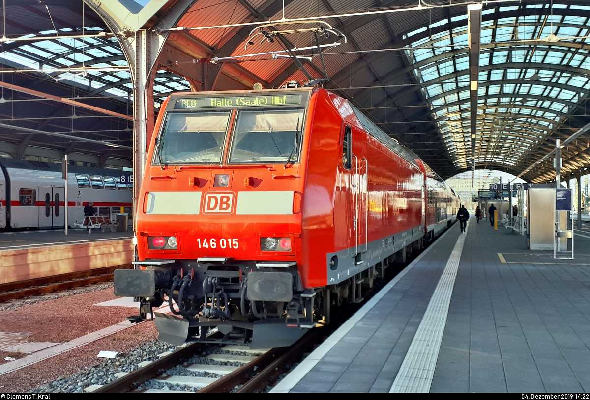 Gehörig Verspätung eingefangen hatte sich an diesem Nachmittag 146 015-3 der Elbe-Saale-Bahn (DB Regio Südost) als RE 16357 (RE8) von Magdeburg Hbf, der den Endbahnhof Halle(Saale)Hbf auf Gleis 10 E-G erst 32 Minuten hinter Plan erreichte.
Wie fast jeden Tag, saß ich auch diesmal im Zug und wunderte mich über die anders aussehende Streckenumgebung zwischen Halle (Saale) und Bitterfeld. Es stellte sich heraus, dass der RE über Delitzsch, also die Bahnstrecke Trebnitz–Leipzig (KBS 251) und Halle–Cottbus (KBS 219), umgeleitet werden musste. Grund dafür war eine Person im Gleis auf Höhe der Berliner Brücke in Halle (Saale). Andere Züge, wie z.B. die S8 und einige ICE, mussten warten oder fielen aus.

https://www.mz-web.de/halle-saale/lebensgefahr-33-jaehriger-spaziert-mit-drogen-auf-dem-gleisen-33572024

(Smartphone-Aufnahme)
[4.12.2019 | 14:22 Uhr]