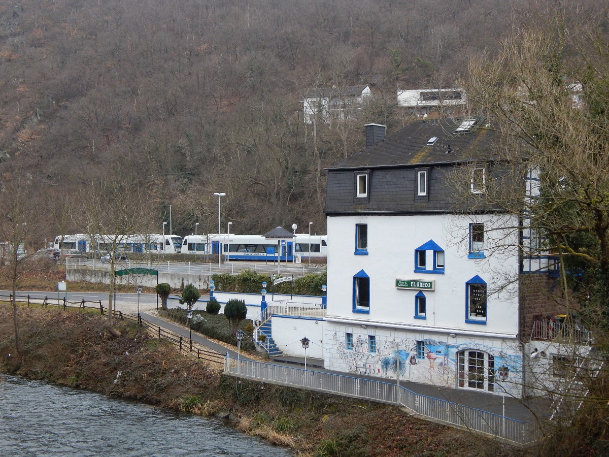 Gehört das Gasthaus etwa auch der Rurtalbahn oder sind die Farbgebungen nur Zufall?
So gesehen am 19.3.16 in Heimbach.

Heimbach 19.03.2016