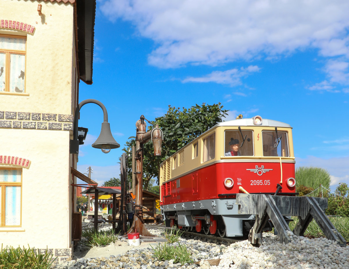 geht sich noch ein Zentimeter aus ??? 
Gespannt blickt der Triebfahrzeugführer auf den Prellbock hinunter um dann endlich sein Feierabend Bier genießen zu können..
15.August 2018 in Grubelniks Garten 