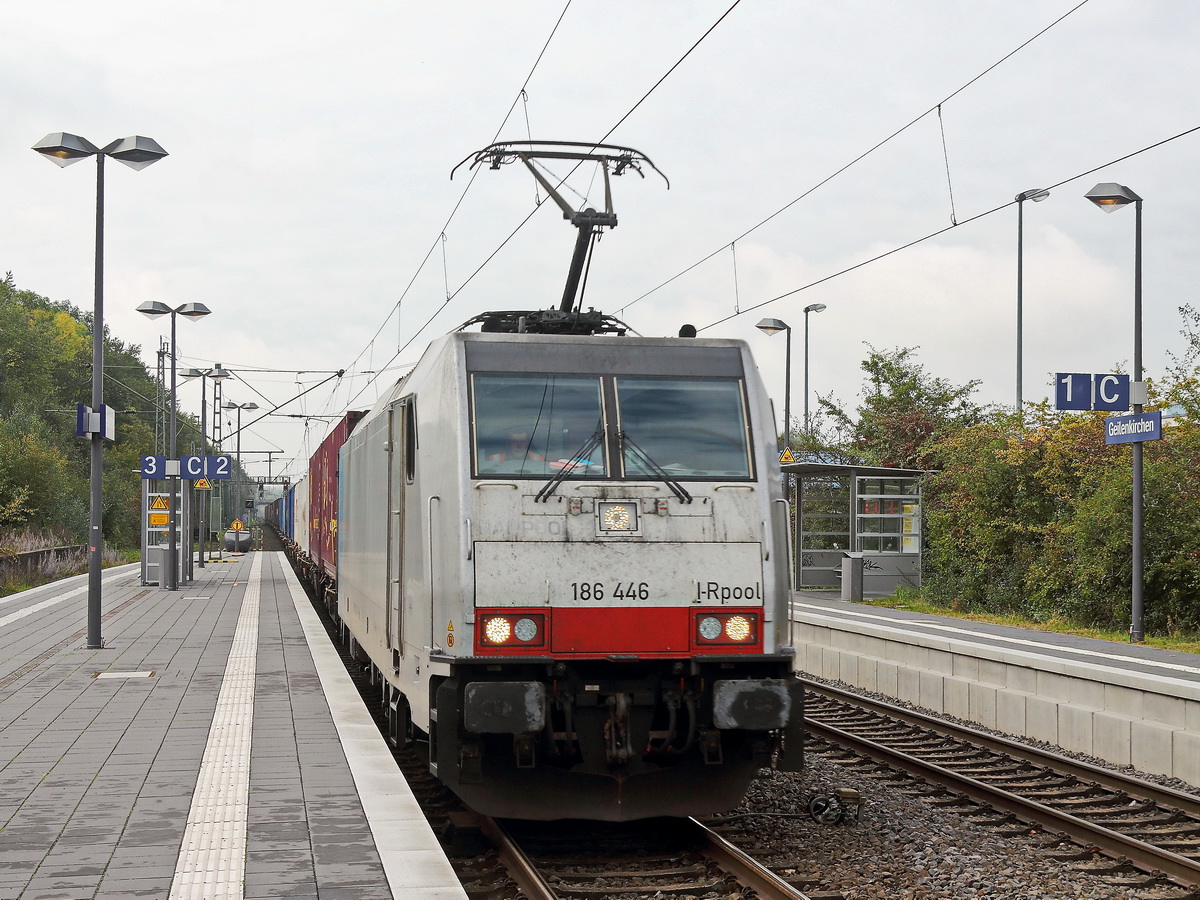 Geilenkirchen am 12. Oktober 2020, Durchfahrt 186 446 (Railpool ) durch den Bahnhof mit einem Containerzug.
