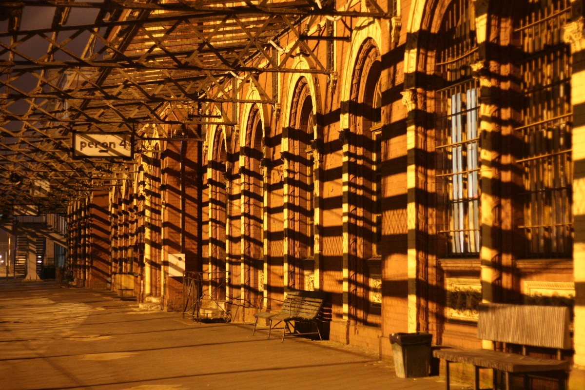  Geisterstimmung  am Abend kommt auf, an dem einst sicher schnen Bahnhofsgebude in Wegliniec. 20.09.2014, 18:57 Uhr