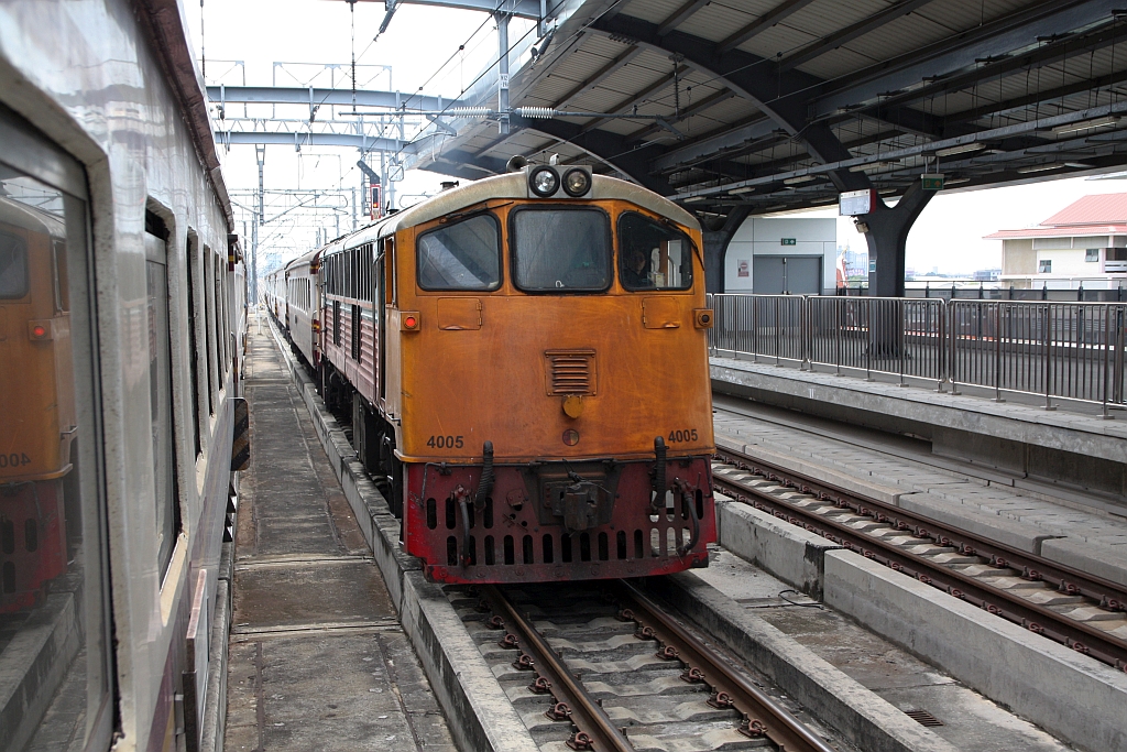 GEK 4005 (Co'Co', de, General Electric, Bj.1963, Fab.Nr. 34854) fährt am 04.Dezember 2025 mit dem ORD 211 (Hua Lamphong - Taphan Hin) durch die SRTET Wat Samian Nari Station (RN03).