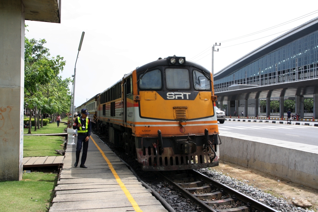 GEK 4007 (Co'Co', de, General Electric, Bj.1963, Fab.Nr. 34856) am 01.Mai 2022 vor dem ORD 208 (Nakhon Sawan - Hua Lamphong) in der Bang Sue Junction.
