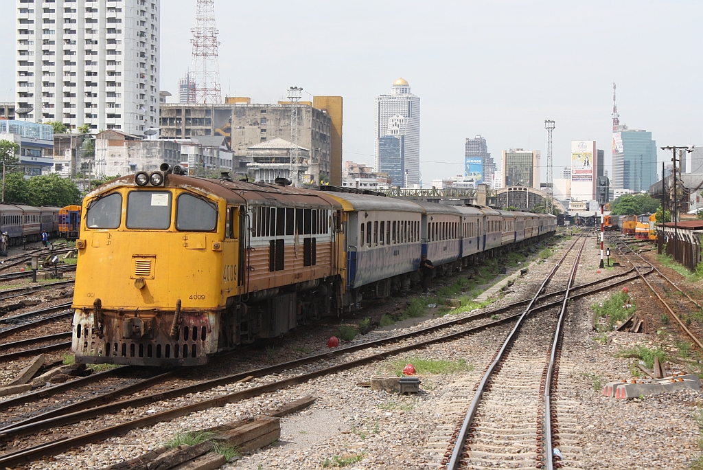 GEK 4009 (Co'Co', de, General Electric, Bj.1963, Fab.Nr. 34858) am 30.Mai 2013 als eine der beiden Verschubreserven des Bf. Hua Lamphong.