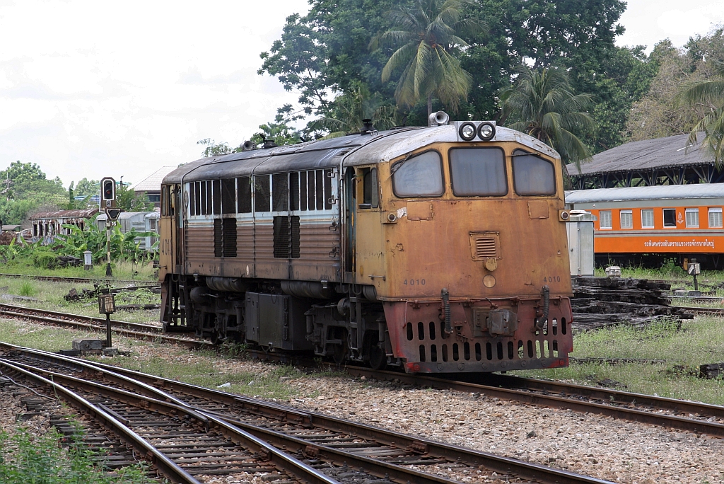 GEK 4010 (Co'Co', de, General Electric, Bj.1963, Fab.Nr. 34769) am 13.Mai 2025 als Verschubreserve in der Hat Yai Junction.