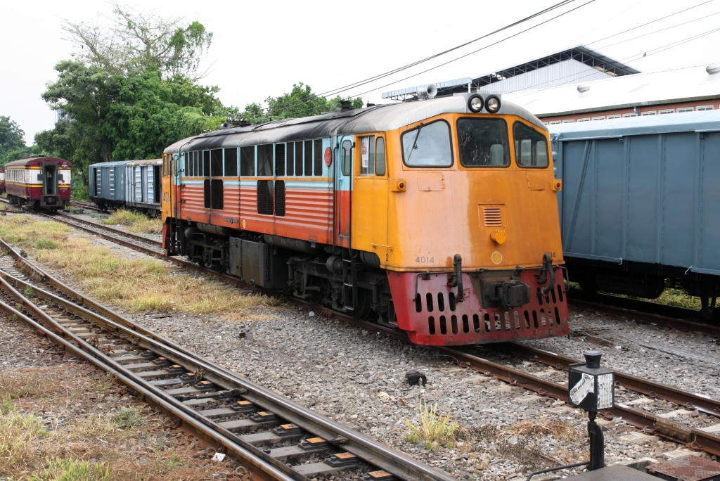 GEK 4014 (Co'Co', de, General Electric, Bj.1963, Fab.Nr. 34863) am 01.Mai 2022 als Verschubreserve in der Thon Buri Station.