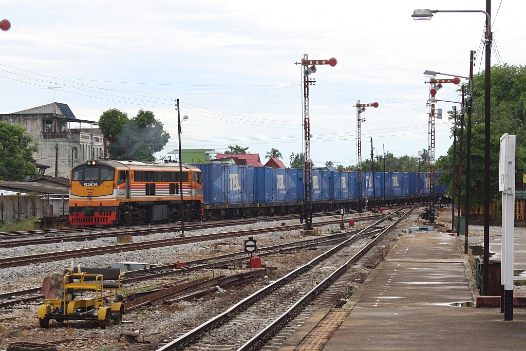 GEK 4015 (Co'Co', de, General Electric, Bj.1963, Fab.Nr. 34864) fährt am 20.Mai 2016 mit einem Containerzug in den Bf. Surat Thani ein.