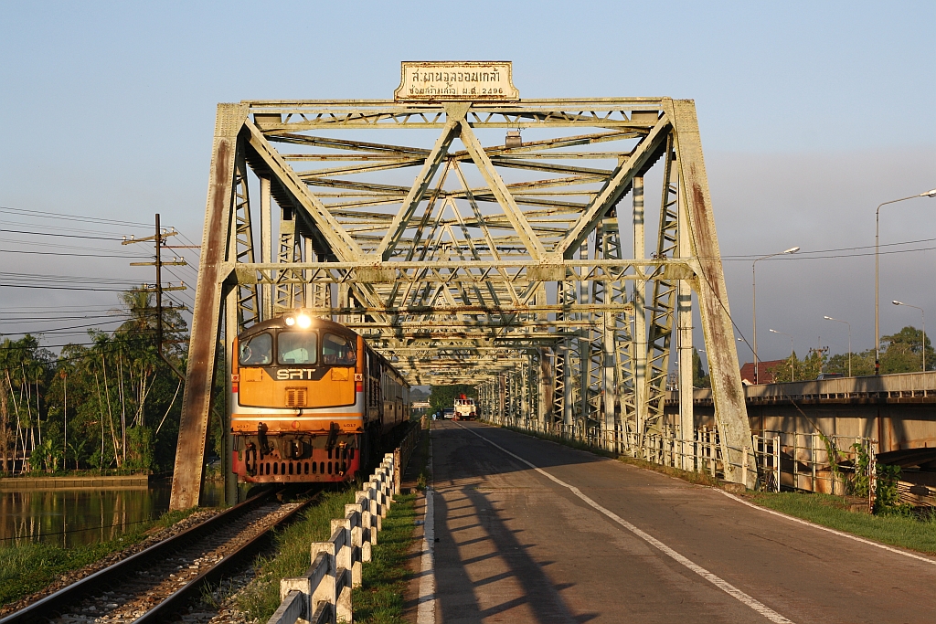 GEK 4017 (Co'Co', de, General Electric, Bj.1963, Fab.Nr. 34866) am 07.Dezember 2023 mit dem ORD 490 ( Khiri Ratthanikhom - Surat Thani) auf der Chulachomklao Bridge über den Tapi River in Surat Thani.