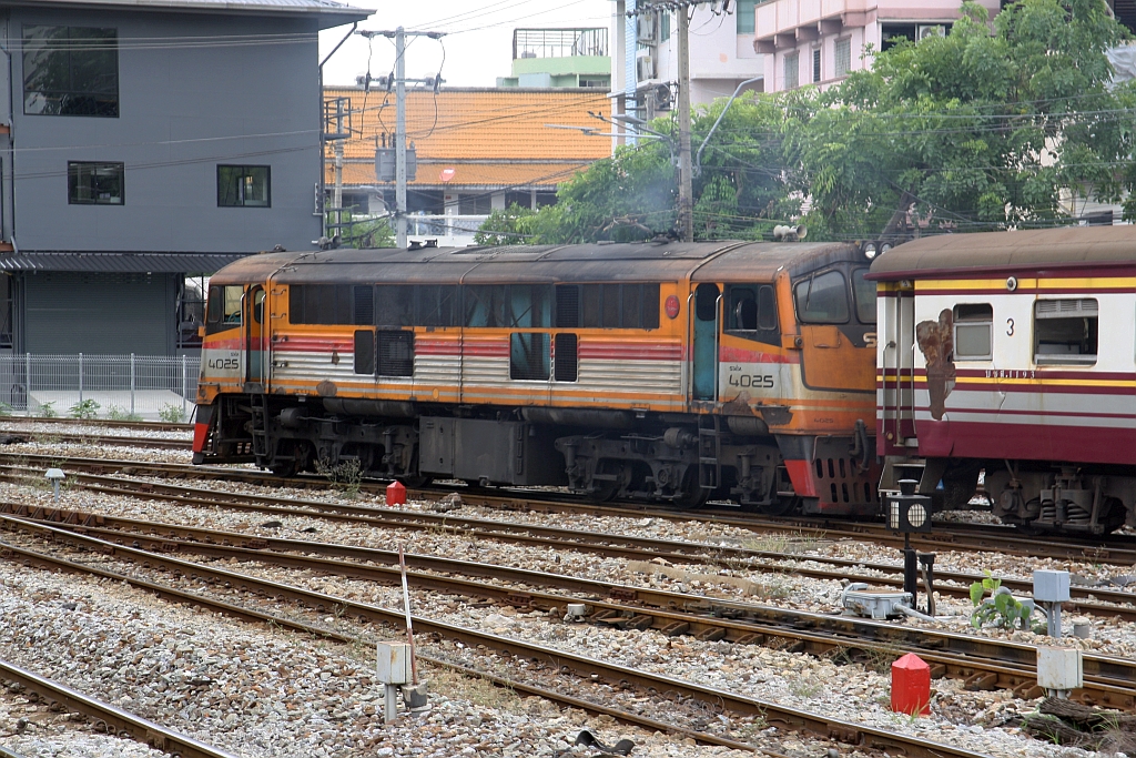 GEK 4025 (Co'Co', de, General Electric, Bj.1963, Fab.Nr. 34874) am 27.Juni 2025 als Verschubreserve in der Hua Lamphong Station.