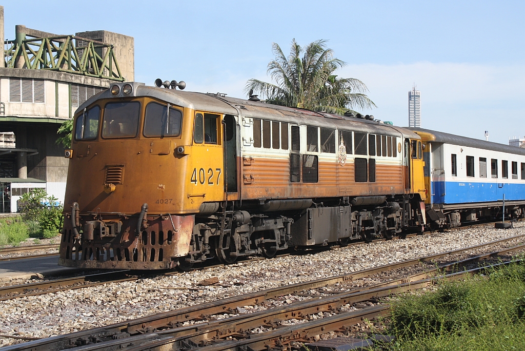 GEK 4027 (Co'Co', de, General Electric, Bj.1963, Fab.Nr. 34876) als Verschubreserve am 28.Mai 2013 im Bf. Hua Lamphong.

