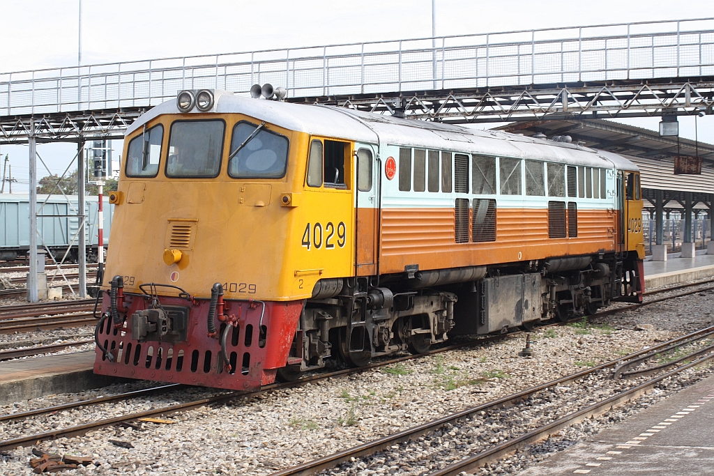 GEK 4029 (Co'Co', de, General Electric, Bj.1963, Fab.Nr. 34878) am 24.Mai 2016 als Verschubreserve im Bf. Hat Yai.