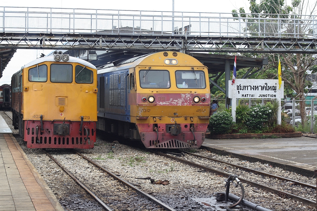 GEK 4029 (Co'Co', de, General Electric, Bj.1963, Fab.Nr. 34878) und HID 4512 (Co'Co', de, Hitachi, Bauj. 1993) am 25.Mai 2016 im Bf. Hat Yai.