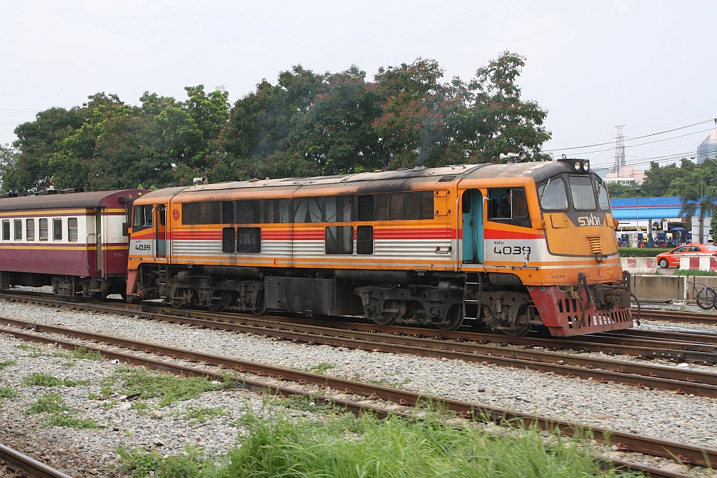 GEK 4039 (Co'Co', de, General Electric, Bj.1963, Fab.Nr. 34888) am 30.Mai 2017 in der Wagenabstellgruppe bei der Haltestelle Nikhom Rotfai KM. 11. 