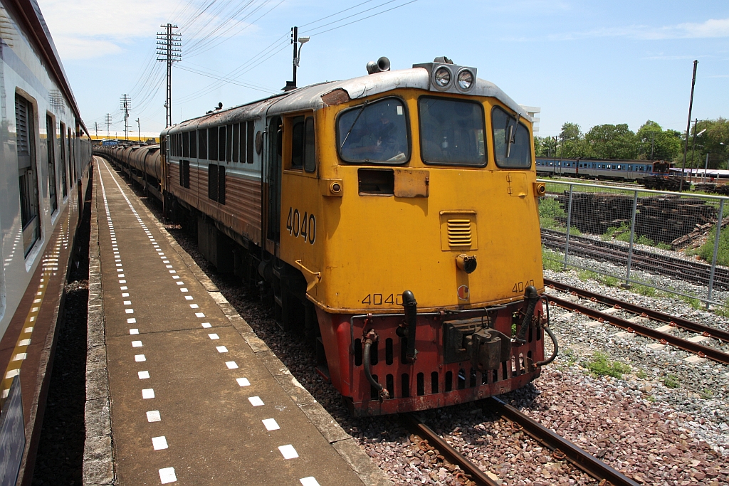 GEK 4040 (Co'Co', de, General Electric, Bj.1963, Fab.Nr. 34889) am 21.Mai 2018 in der Uttaradit Station.