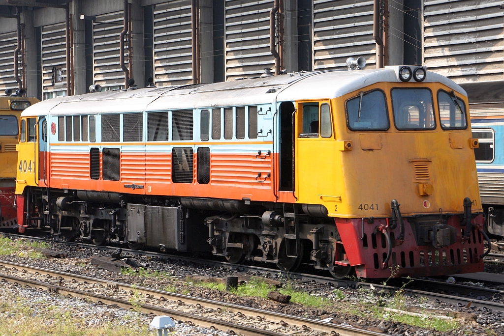 GEK 4041 (Co'Co', de, General Electric, Bj.1966, Fab.Nr. 35947) wartet am 10.Dezember 2023 im Depot Hua Lamphong auf ihren nächsten Einsatz.