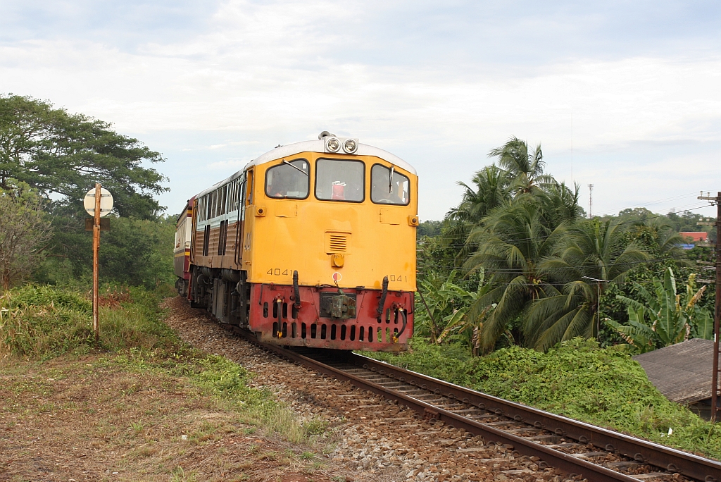 GEK 4041 (Co'Co', de, General Electric, Bj.1966, Fab.Nr. 35947) am 20.Mai 2016 kurz vor der 1953 errichtete Chulachomklao Bridge über den Tapi River.