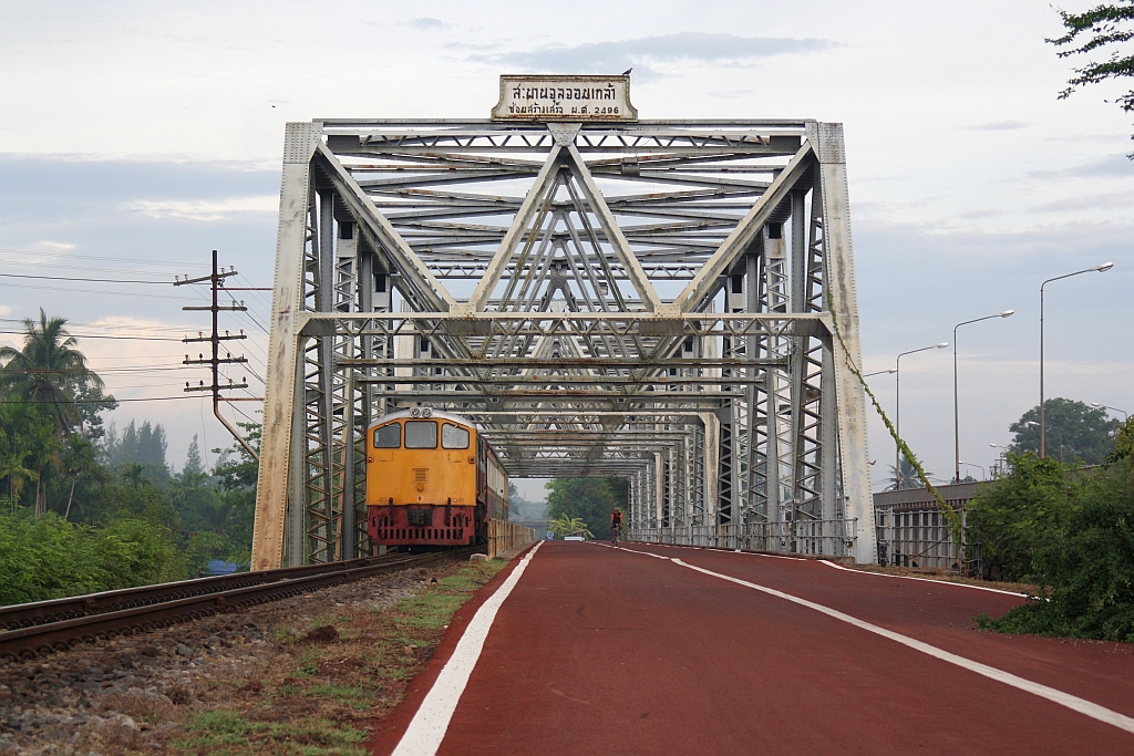 GEK 4041 (Co'Co', de, General Electric, Bj.1966, Fab.Nr. 35947) am 21.Mai 2016 vor dem ORD 490 (Khiri Ratthanikhom - Surat Thani) auf der 1953 errichtete Chulachomklao Bridge über den Tapi River.