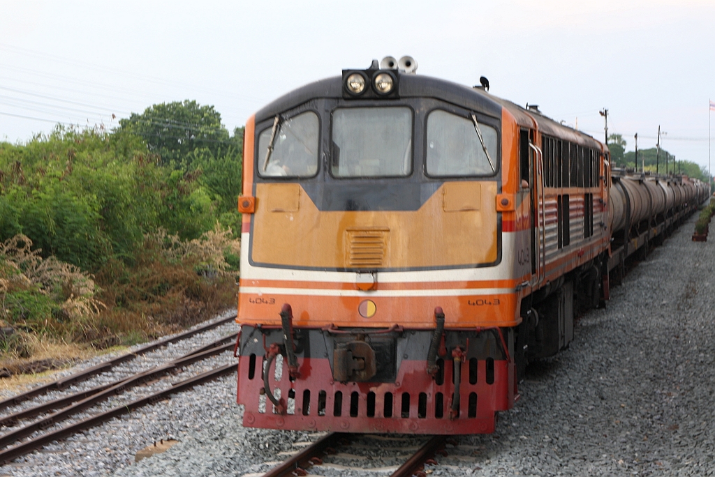 GEK 4043 (Co'Co', de, General Electric, Bj.1966, Fab.Nr. 35949) mit Ölzug wartet am 15.Mai 2018 in der Ban Mi Station die Kreuzung mit den RAP 109 ab. 